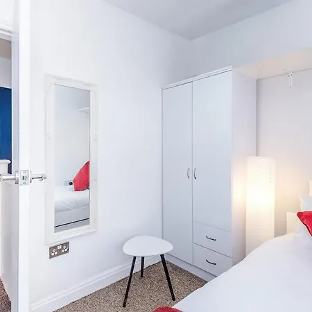 Stylish Home, Sleeps 7, Pool Table, Free Parking, Free Wi-fi, Full Kitchen, Perfect For Groups