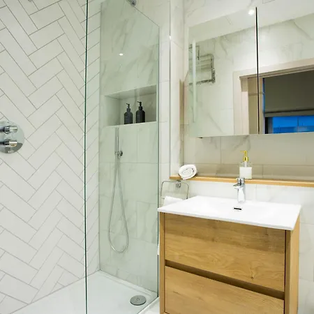 Stylish Modern Escape In The Heart Of דירה *