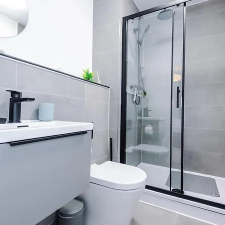 Modern 2br 2ba W Secure Parking Appartement *