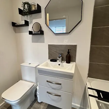 Apartamento The Haven - 2 Bed Cozy - Sleeps 6 - Private Parking