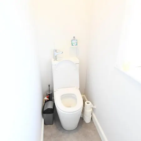 Appartamento Renovated 3 Bed Near Airport And City, Free Parking *