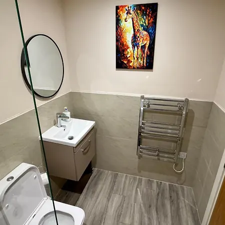 Stylish Flat With 2 Double Beds - Pass The Keys *