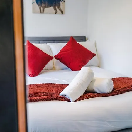 Stylish Home, Sleeps 7, Pool Table, Free Parking, Free Wi-fi, Full Kitchen, Perfect For Groups * Manchester