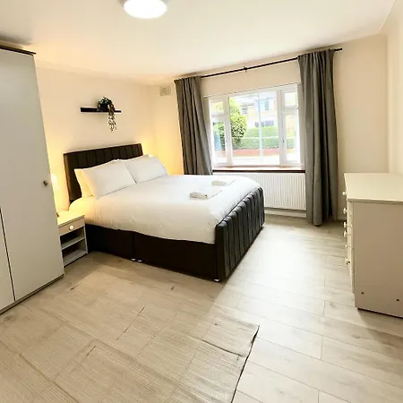 Spacious 2-bed Near Centre *