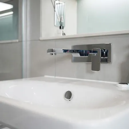 Stylish & Spacious 2 Bedroom 2 Bathroom *