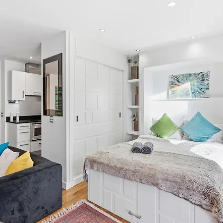 Centre 1b With Free Private Parking & Balcony