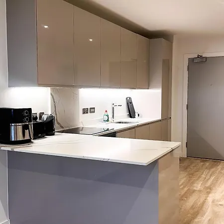 2bed 2bath Balcony Smart Tv 20mins To Airport Gym Apartment