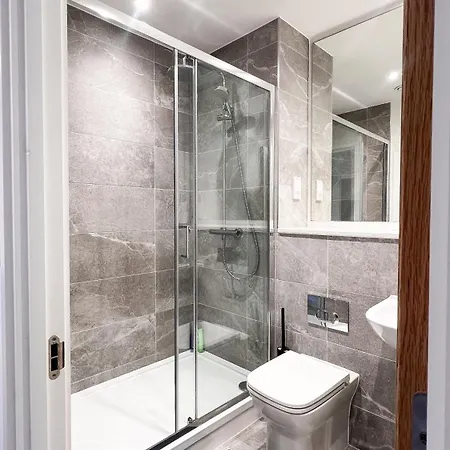 2bed 2bath Balcony Smart Tv 20mins To Airport Gym Apartment *