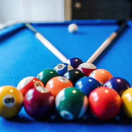 Stylish Home, Sleeps 7, Pool Table, Free Parking, Free Wi-fi, Full Kitchen, Perfect For Groups *