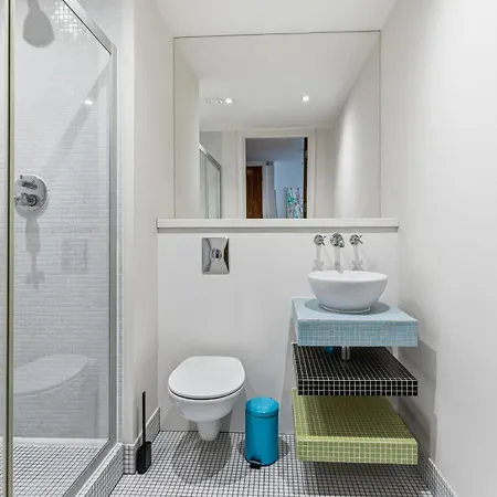 Centre 1b With Free Private Parking & Balcony