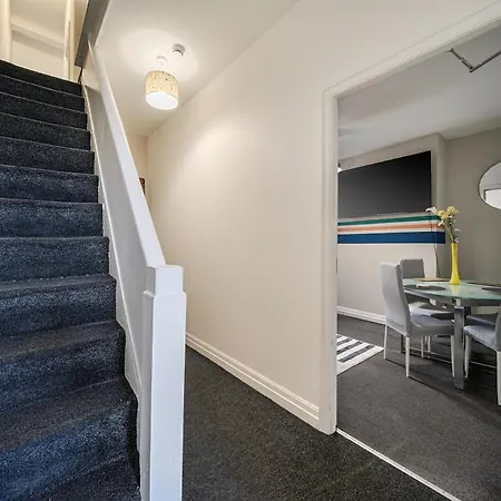 Six Bedroom Group Near Mediacityuk With Garden And Lockbox Check In * Manchester