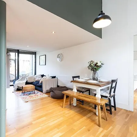 Stylish & Modern 3br - Garden, Parking & Ps5