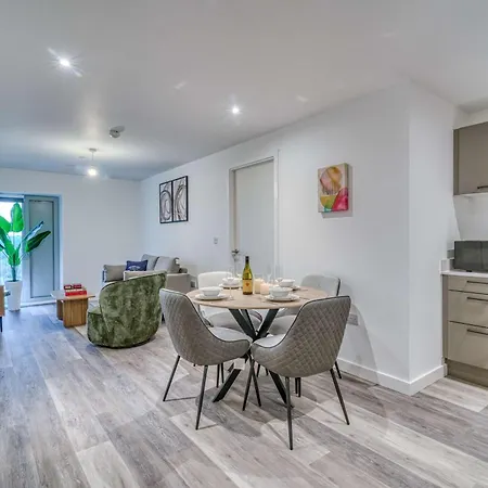 The Trafford Centre - View - Close To Airport - Sleeps 6