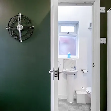 Spacious 4 Bedroom House With Pacman,darts, Netflix By Vista Short Lets *