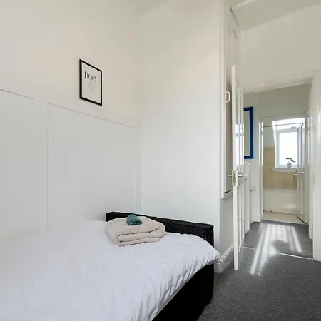 Free Parking, Large House For Contractors & Families, Sleeps 6, 15mins To Centre Manchester