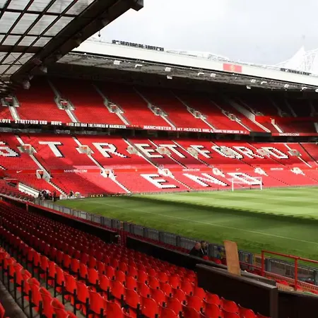 Six Bedroom Group Near Mediacityuk With Garden And Lockbox Check In * Manchester