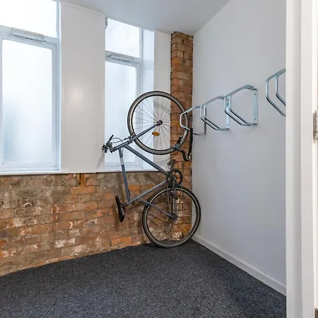 King Bed Flat In The Heart Of The - Pass The Keys * مانشستر