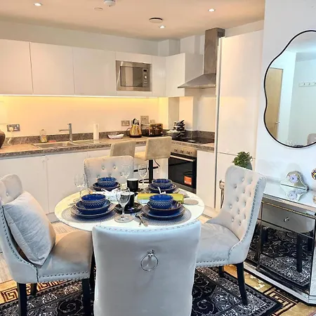 Mega12 Luxury Modern At Centre,2 Bath, 2 Toilets, 2 King Beds,-free Car Park *