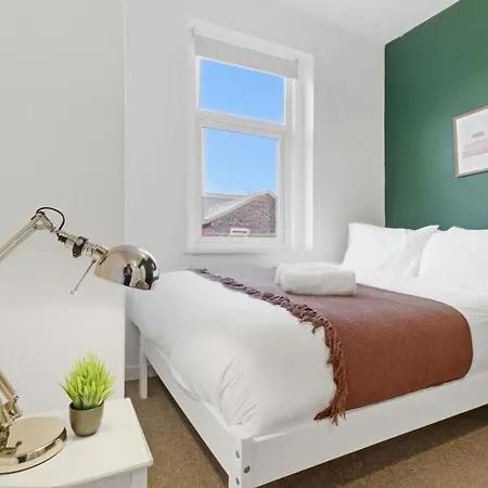 Spacious 4 Bedroom House With Pacman,darts, Netflix By Vista Short Lets