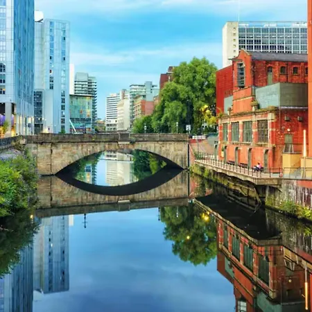 Six Bedroom Group Near Mediacityuk With Garden And Lockbox Check In