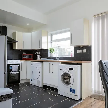 Free Parking, Large House For Contractors & Families, Sleeps 6, 15mins To Centre Appartamento Manchester