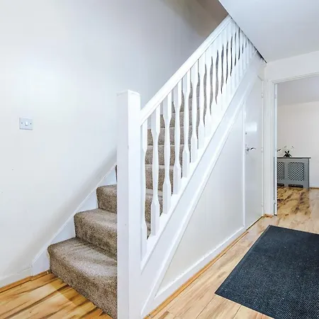 Apartman Contemporary Luxe - Lawnswood Lodge - Premium 3Br For Business & Leisure Stay Near Etihad & City Centre - Hosted By Parydise Properties Manchester