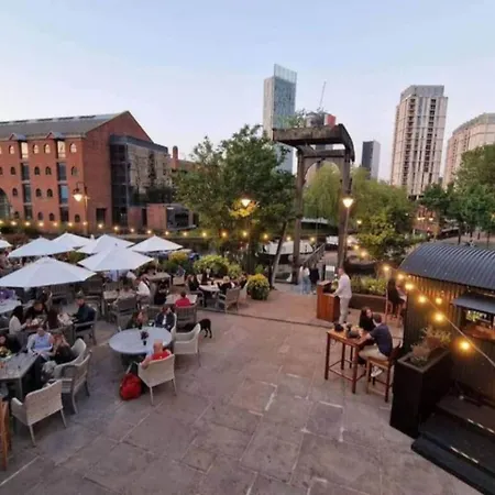 3 Bedroom Penthouse Roof Garden Parking Canal 公寓