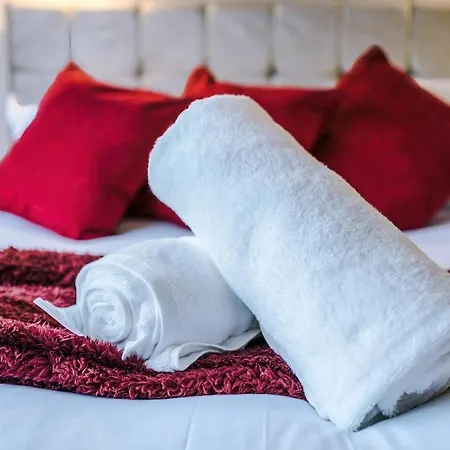 Stylish Home, Sleeps 7, Pool Table, Free Parking, Free Wi-fi, Full Kitchen, Perfect For Groups *