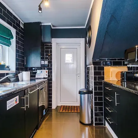 Stylish Home, Sleeps 7, Pool Table, Free Parking, Free Wi-fi, Full Kitchen, Perfect For Groups *