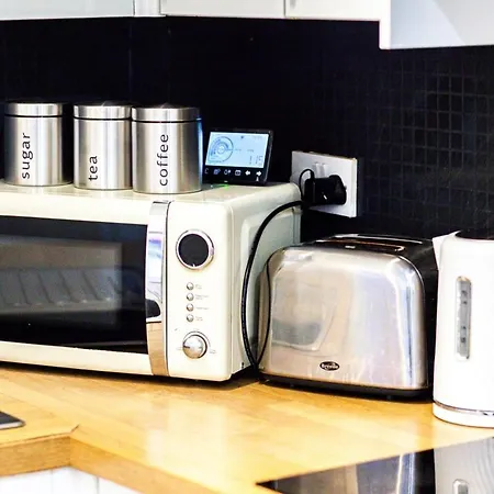 Spacious 4 Bedroom House With Pacman,darts, Netflix By Vista Short Lets