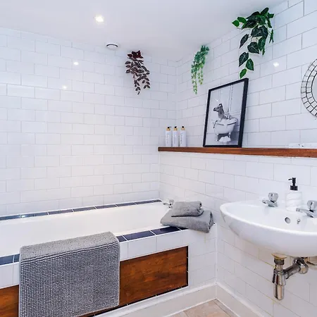 Modern 2br Flat For 4 Full Kitchen *