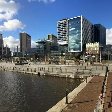 Six Bedroom Group Near Mediacityuk With Garden And Lockbox Check In *