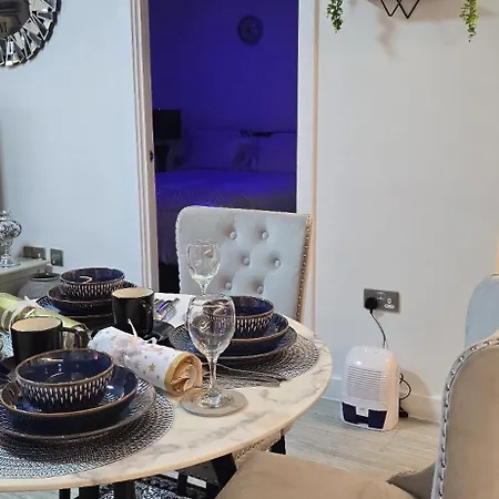 Apartamento Mega12 Luxury Modern At Centre,2 Bath, 2 Toilets, 2 King Beds,-free Car Park *