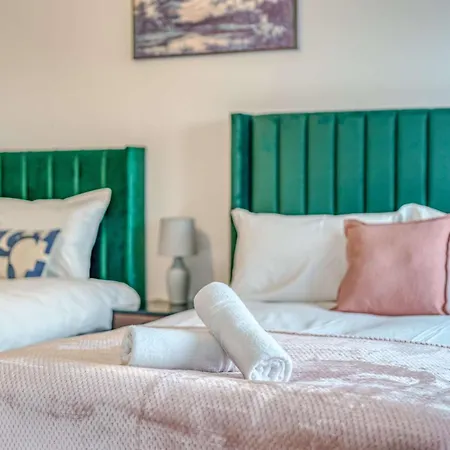 The Trafford Centre - View - Close To Airport - Sleeps 6 *