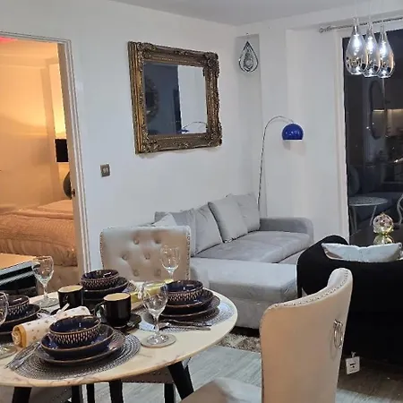 Mega12 Luxury Modern At Centre,2 Bath, 2 Toilets, 2 King Beds,-free Car Park