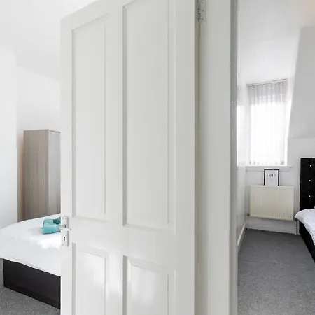 Appartamento Free Parking, Large House For Contractors & Families, Sleeps 6, 15mins To Centre