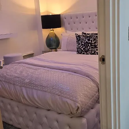 Apartamento Mega12 Luxury Modern At Centre,2 Bath, 2 Toilets, 2 King Beds,-free Car Park