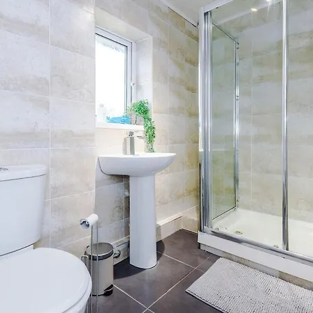 Appartement Stylish Home, Sleeps 7, Pool Table, Free Parking, Free Wi-fi, Full Kitchen, Perfect For Groups *