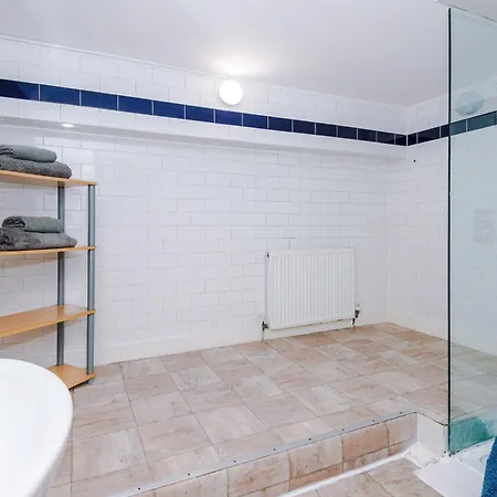 Modern 2br Flat For 4 Full Kitchen *