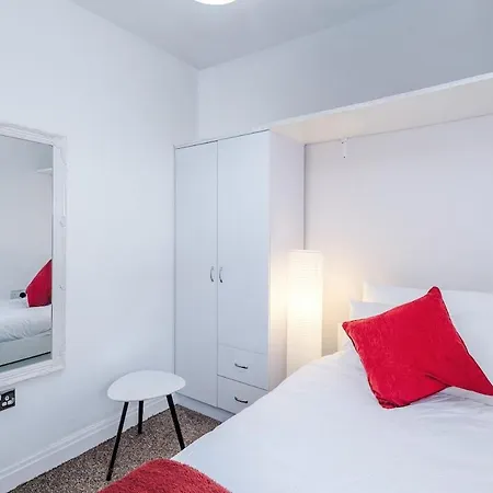 Appartement Stylish Home, Sleeps 7, Pool Table, Free Parking, Free Wi-fi, Full Kitchen, Perfect For Groups Manchester