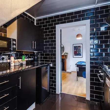 Stylish Home, Sleeps 7, Pool Table, Free Parking, Free Wi-fi, Full Kitchen, Perfect For Groups * Manchester