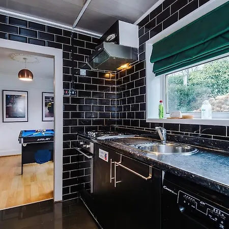 Stylish Home, Sleeps 7, Pool Table, Free Parking, Free Wi-fi, Full Kitchen, Perfect For Groups