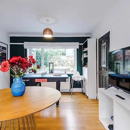 Appartement Stylish Home, Sleeps 7, Pool Table, Free Parking, Free Wi-fi, Full Kitchen, Perfect For Groups Manchester