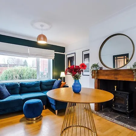 Stylish Home, Sleeps 7, Pool Table, Free Parking, Free Wi-fi, Full Kitchen, Perfect For Groups *