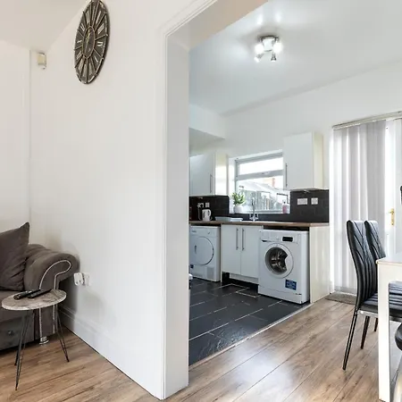 Appartamento Free Parking, Large House For Contractors & Families, Sleeps 6, 15mins To Centre *