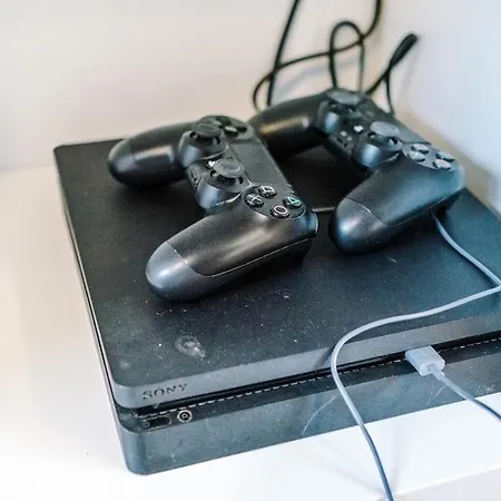 Stylish Home, Sleeps 7, Pool Table, Free Parking, Free Wi-fi, Full Kitchen, Perfect For Groups Manchester