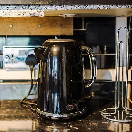 Stylish Home, Sleeps 7, Pool Table, Free Parking, Free Wi-fi, Full Kitchen, Perfect For Groups Appartement