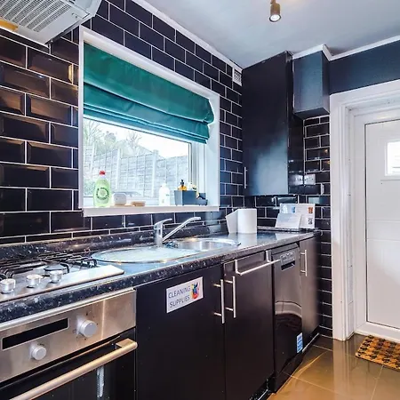 Stylish Home, Sleeps 7, Pool Table, Free Parking, Free Wi-fi, Full Kitchen, Perfect For Groups