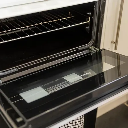 Free Parking, Large House For Contractors & Families, Sleeps 6, 15mins To Centre Manchester