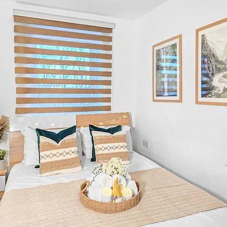 The Cozy Chapter - Spacious Near Centre & Old Trafford Semesterbostad